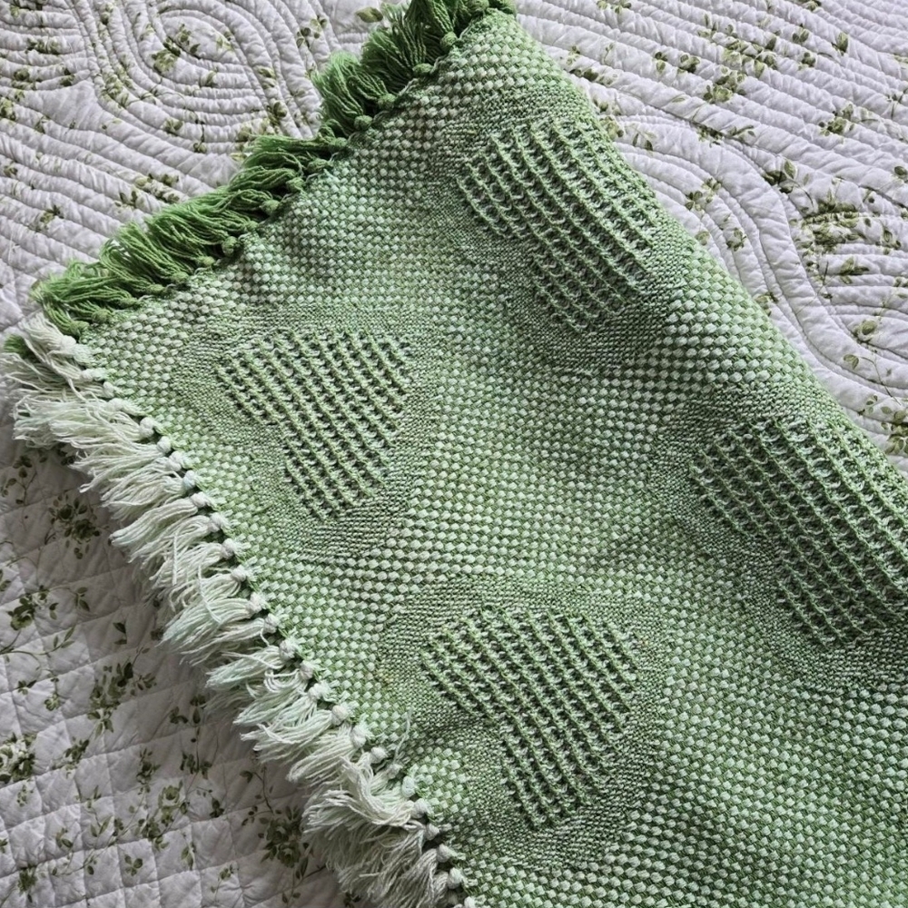 Green Heart Patterned Throw Blanket